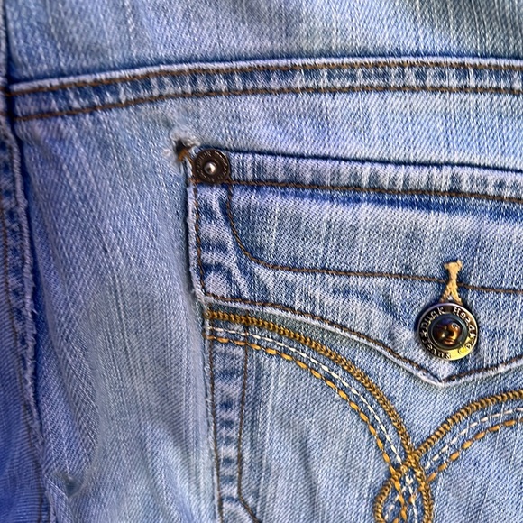 Capri’s - Picture 7 of 7